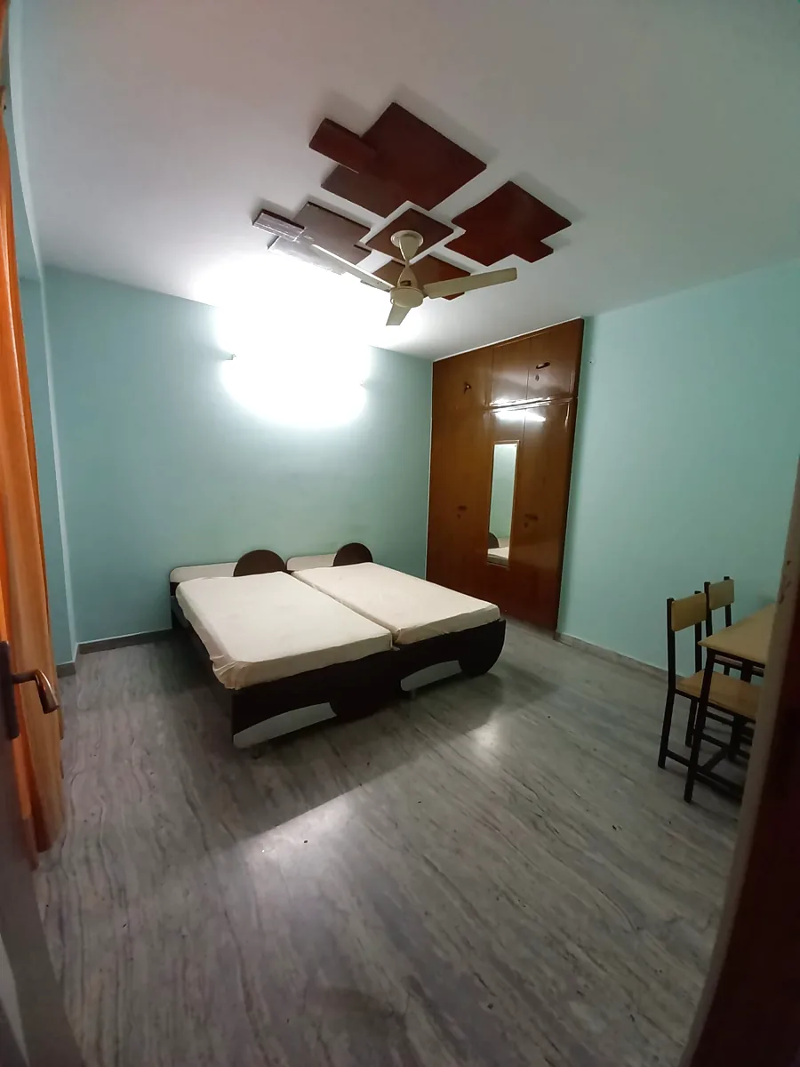 Airy student room with wardrobe, mirror and study seating